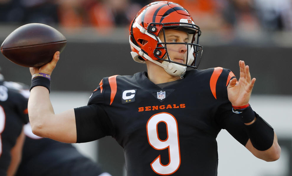 Bengals QB Joe Burrow dislocates finger on throwing hand | Reuters